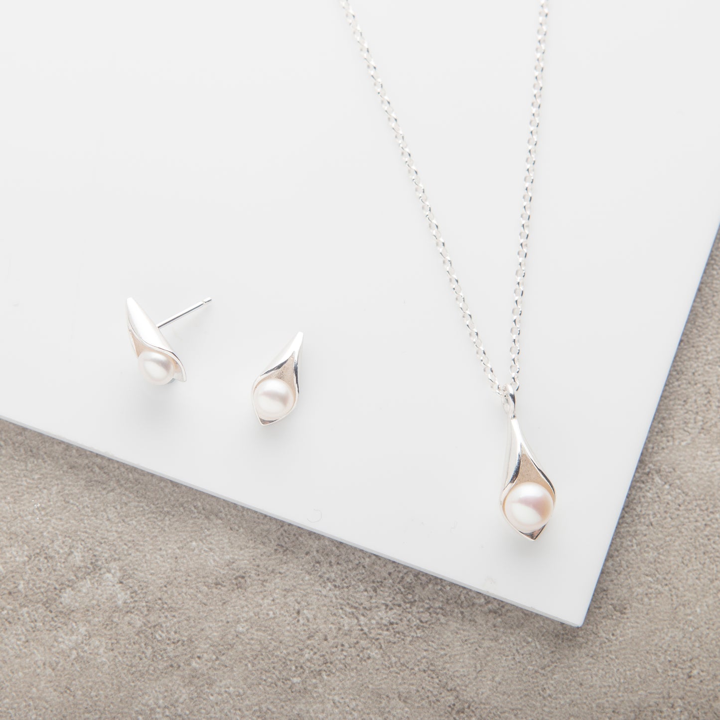 Calla Lily Pearl Pendant & Earrings Set