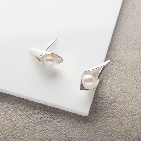Calla Lily Pearl Studs