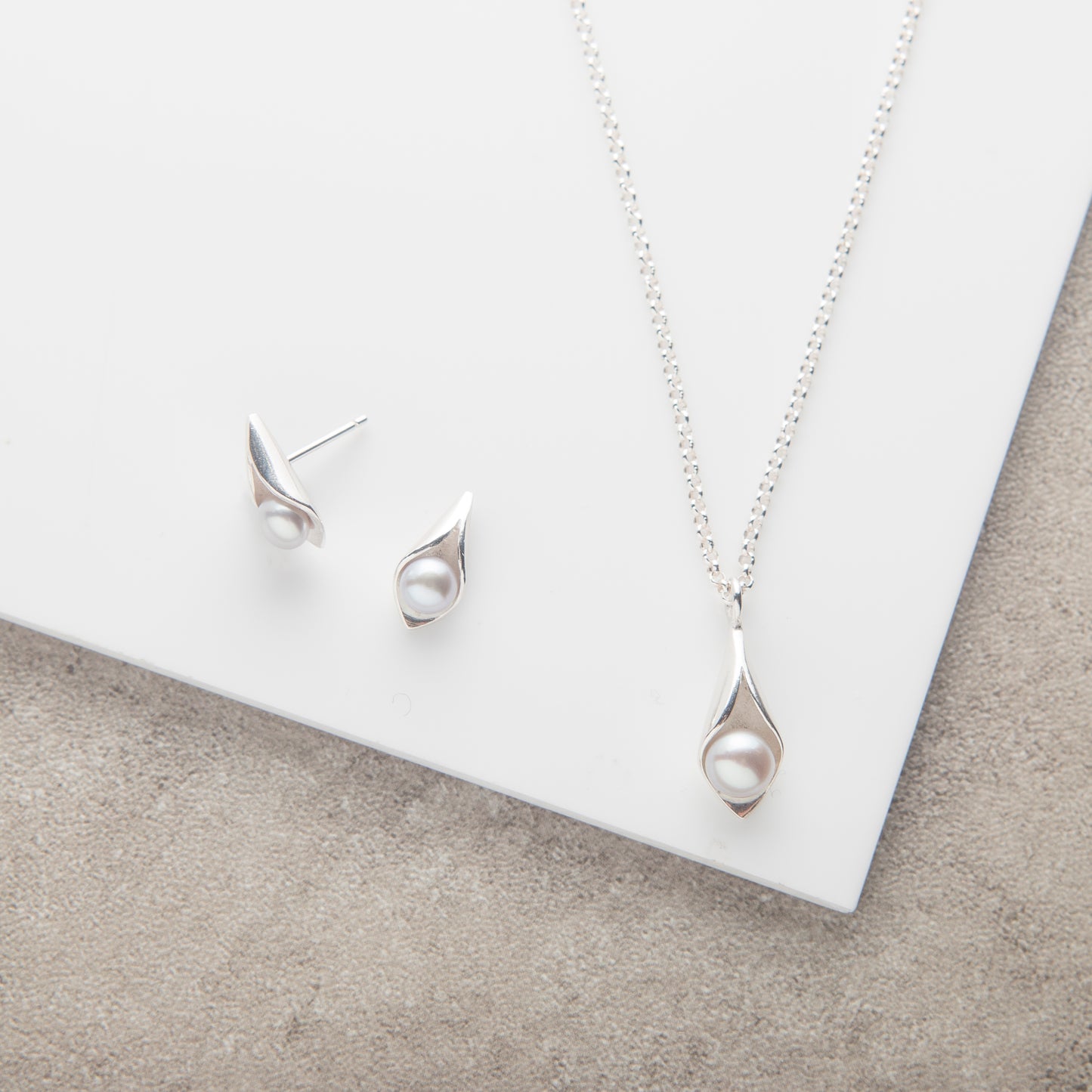 Calla Lily Pearl Pendant & Earrings Set
